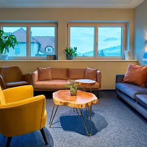 Charmante Fuer 2 Personen In Zentrumsnaehe X Privater Parkplatz X Hochwertige Coworking-arbeitsplaetze Im Haus , Innsbruck Austria